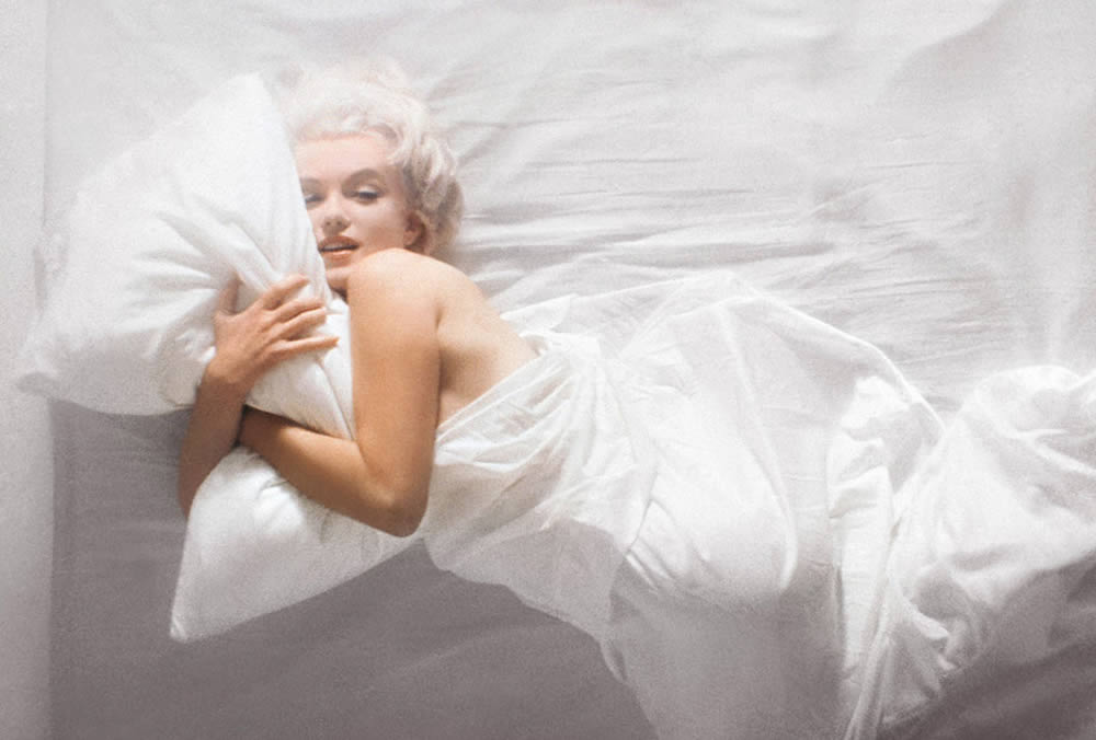 Marilyn Monroe Poses Naked in Bed (01) | 1961 Los Angeles | By Douglas Kirkland